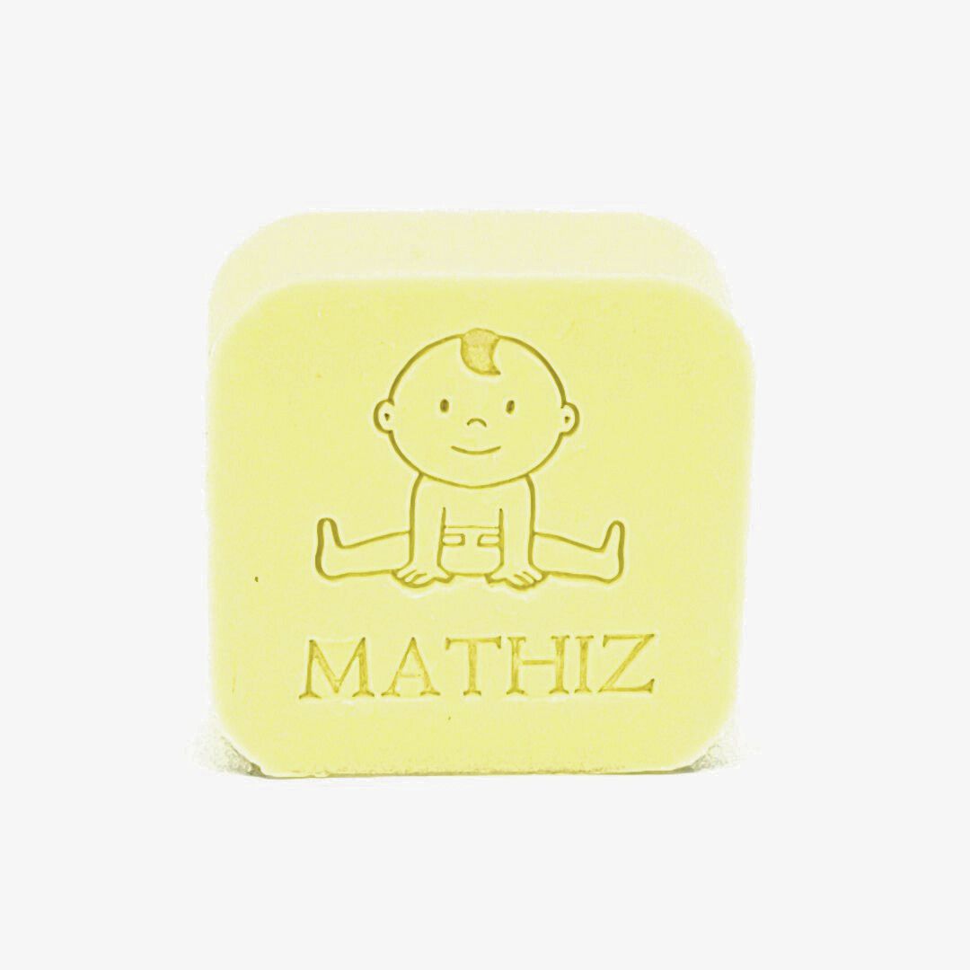 vooraanzicht van vierkant zeepje met tekening baby en naam in kleur mimosa