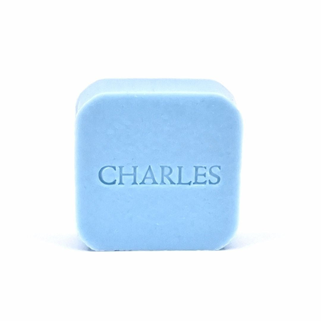 vooraanzicht van vierkant zeepje met naam CHARLES in kleur Pari