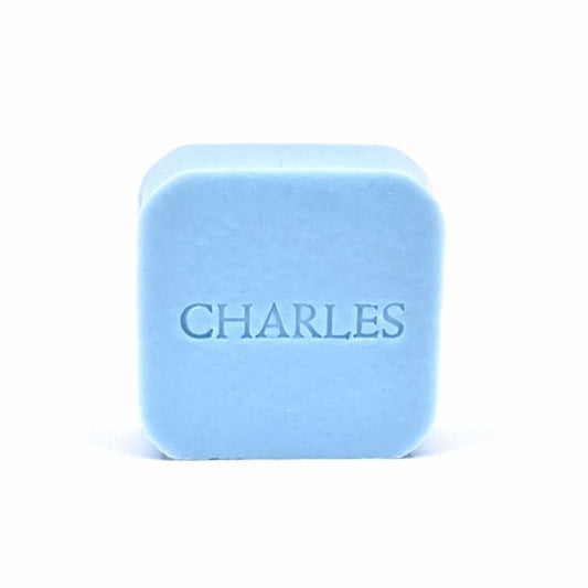 vooraanzicht van vierkant zeepje met naam CHARLES in kleur Pari