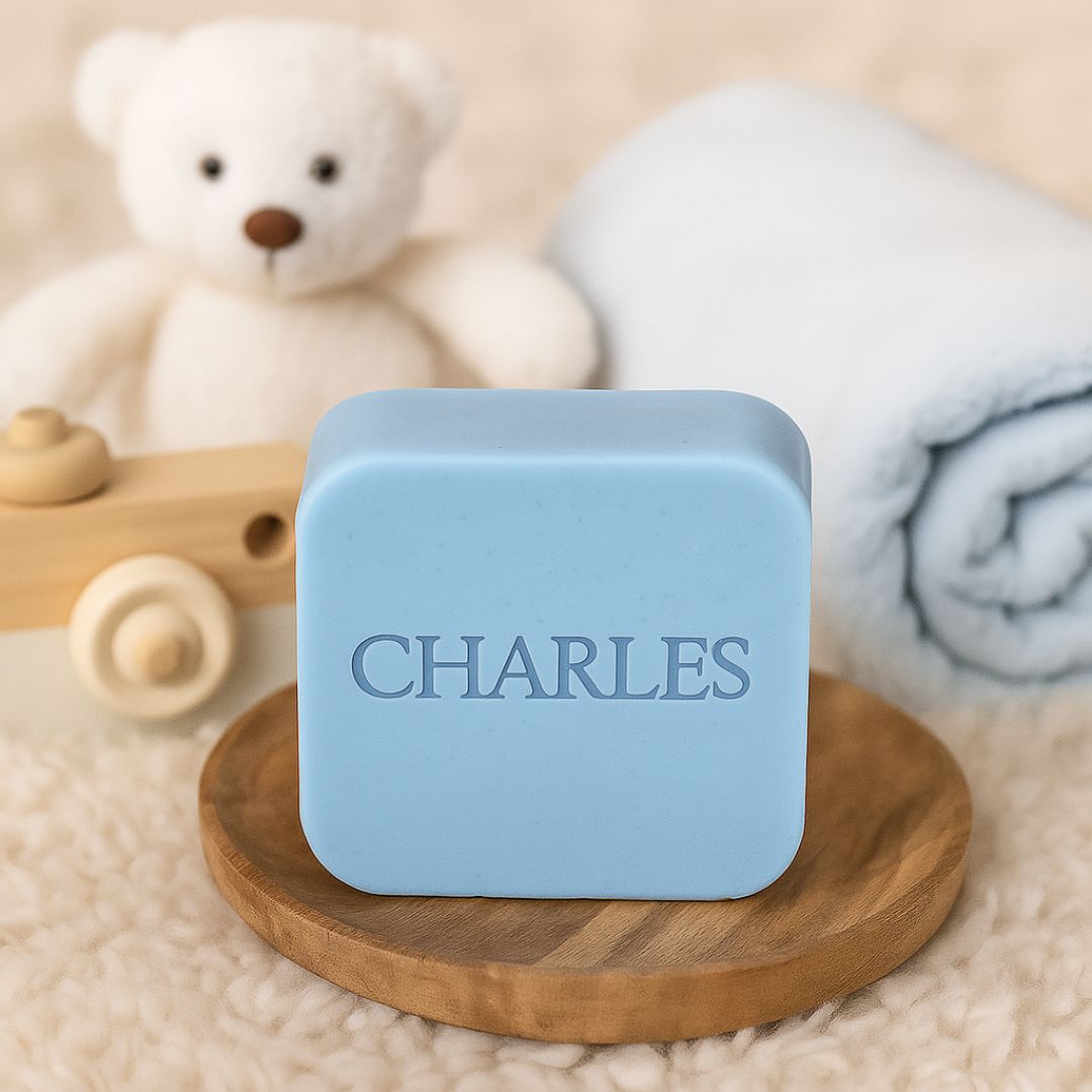 Lichtblauw vierkant zeepje met naam "CHARLES" in een babysetting.
