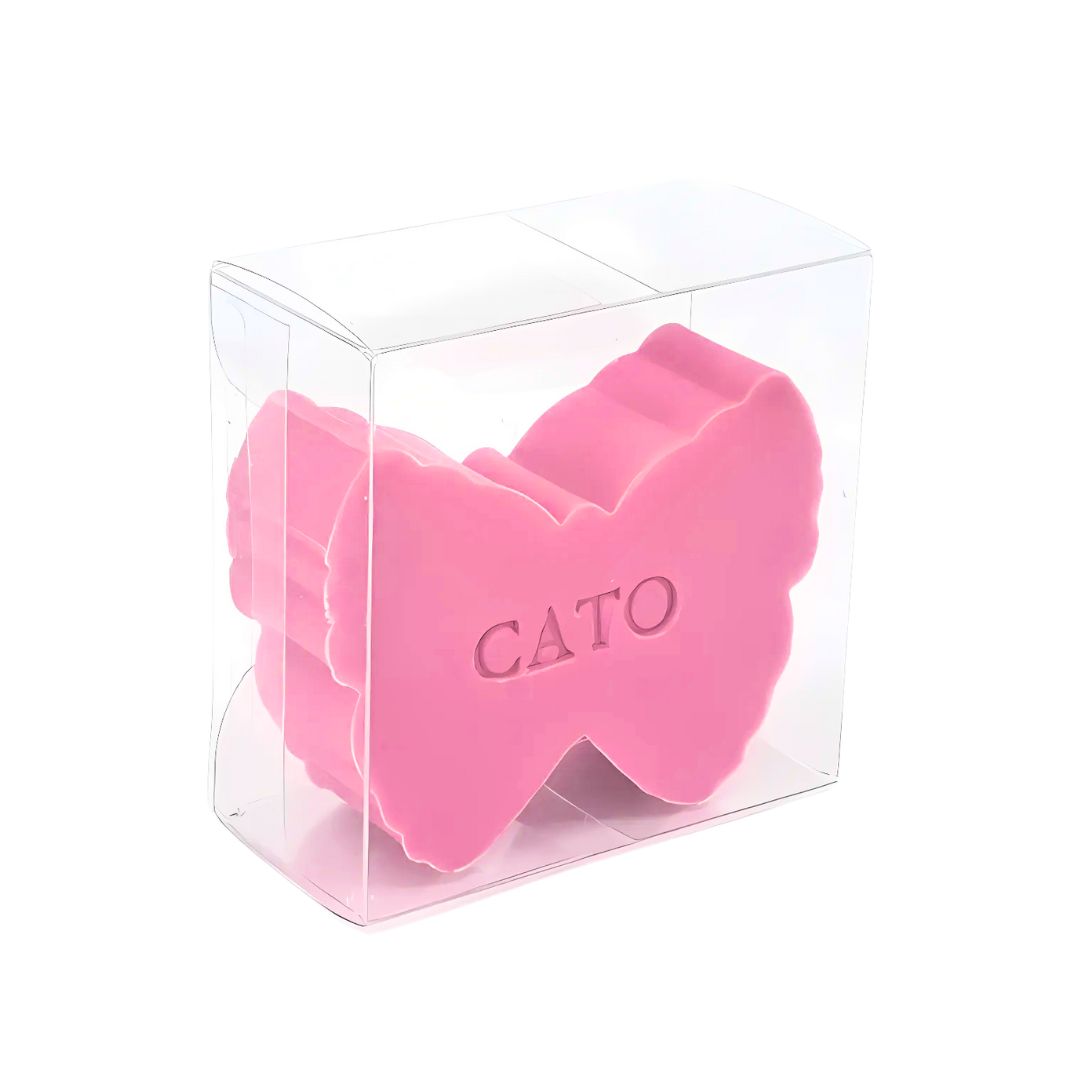 Roze zeep in vlindervorm verpakt in een transparant doosje.