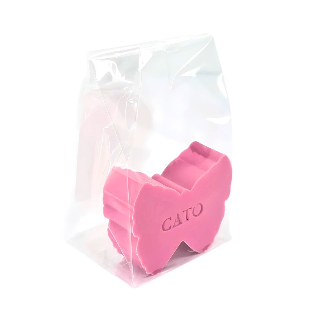 Roze zeep in vlindervorm verpakt in een transparant zakje.