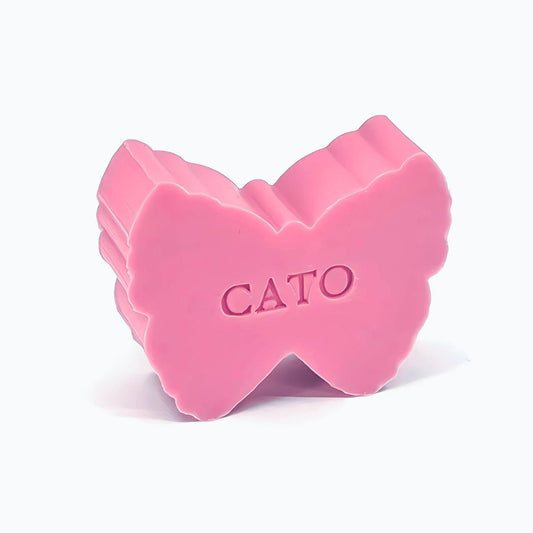 Roos zeepke in vlindervorm met de naam CATO op gedrukt.