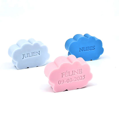 3 gepersonaliseerde zeepjes in wolkvorm in blauwtinten en zachtroze.