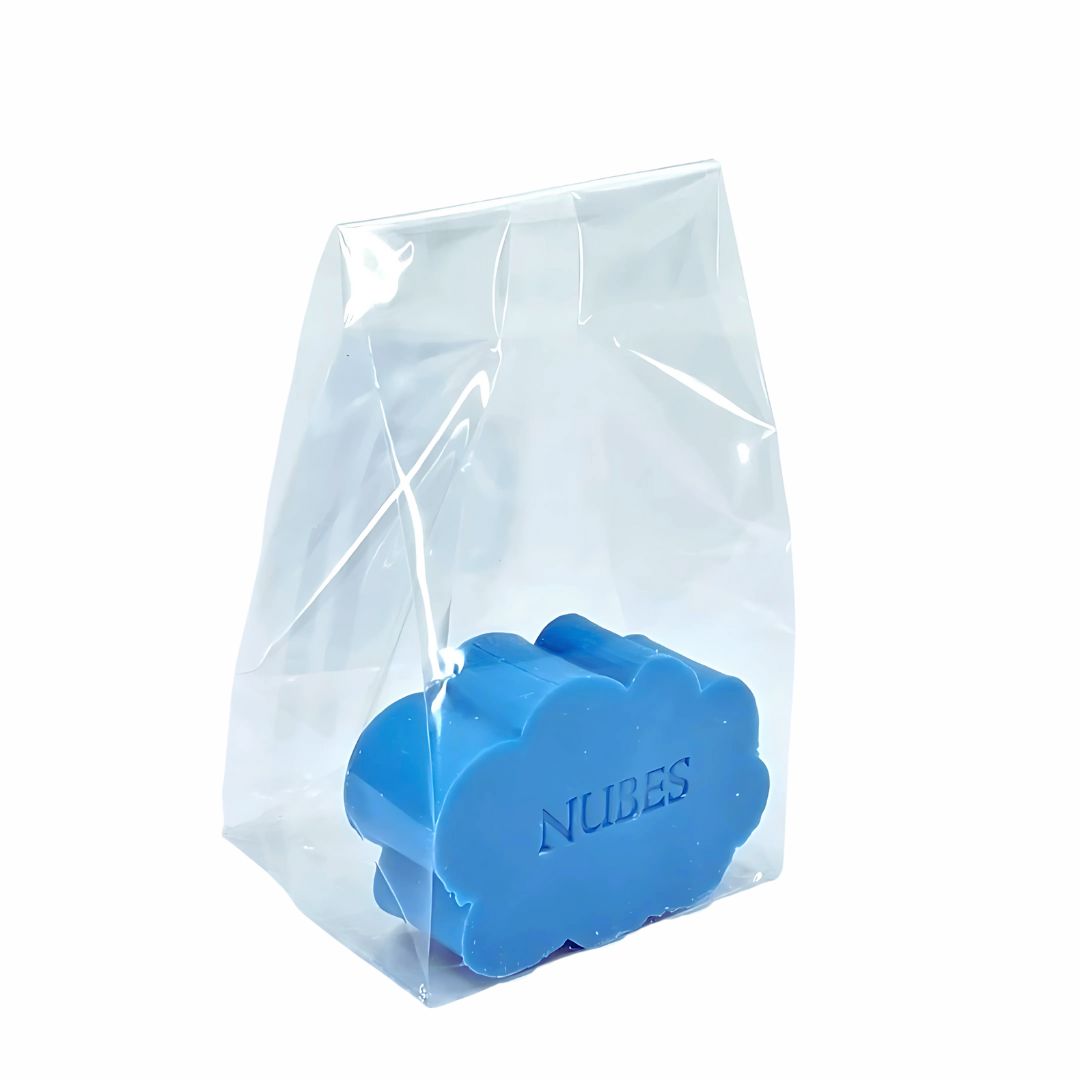 azuurblauw wolkvormig zeepje, bedrukt met naam NUBES, in een transparant zakje.