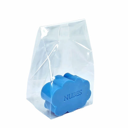 azuurblauw wolkvormig zeepje, bedrukt met naam NUBES, in een transparant zakje.