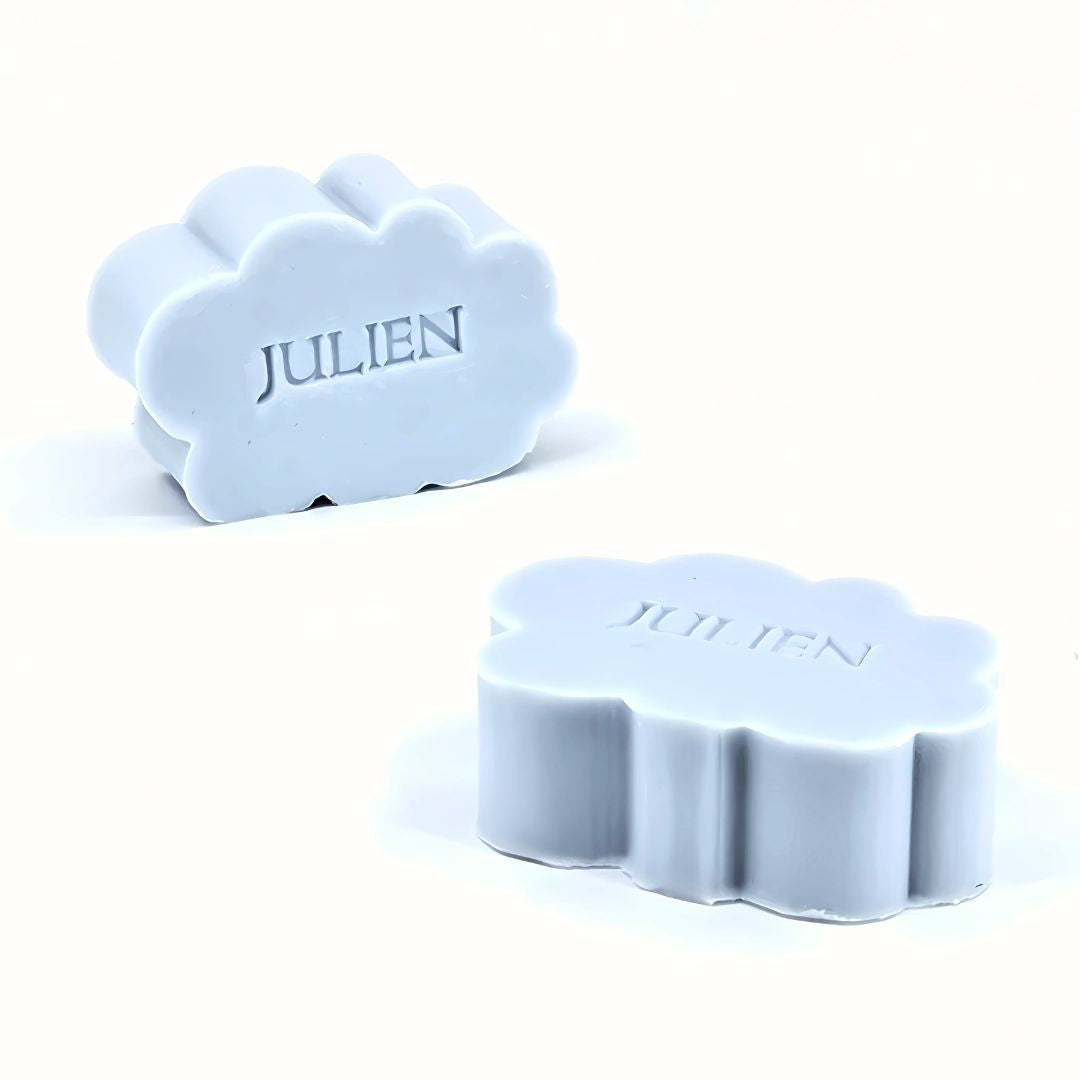 Wolkvormige zeepjes met naam in babyblauw