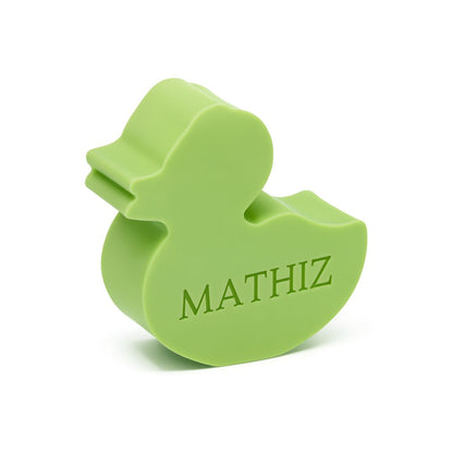 groen zeepje in de vorm van een eendje, bedrukt met de naam MATHIZ.
