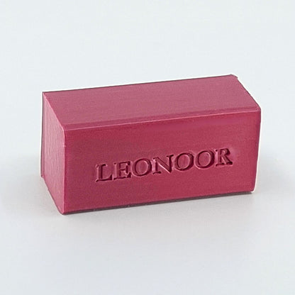 Gepersonaliseerd zeepje met naam, model Baar Classic, in de kleur Bordo