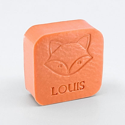  Gepersonaliseerd vierkant zeepje met vos en de naam Louis in de kleur Bruce.