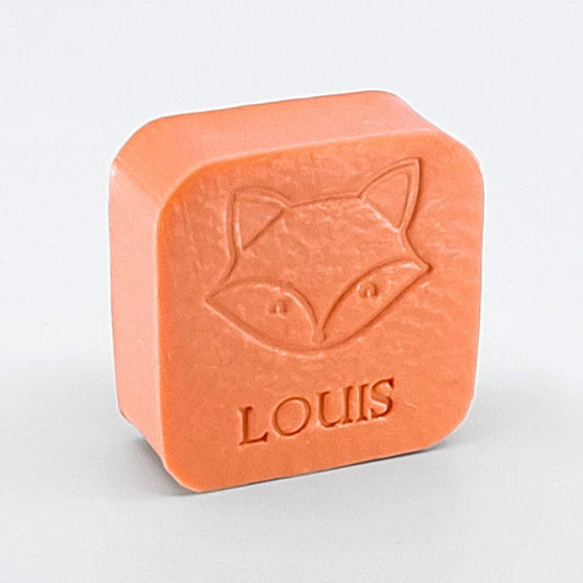  Gepersonaliseerd vierkant zeepje met vos en de naam Louis in de kleur Bruce.