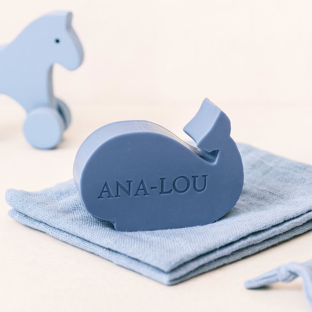 donkerblauw zeepje met namme op tetra doek. op de achtergrond een houten paardje.