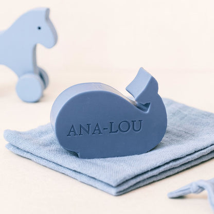 donkerblauw zeepje met namme op tetra doek. op de achtergrond een houten paardje.