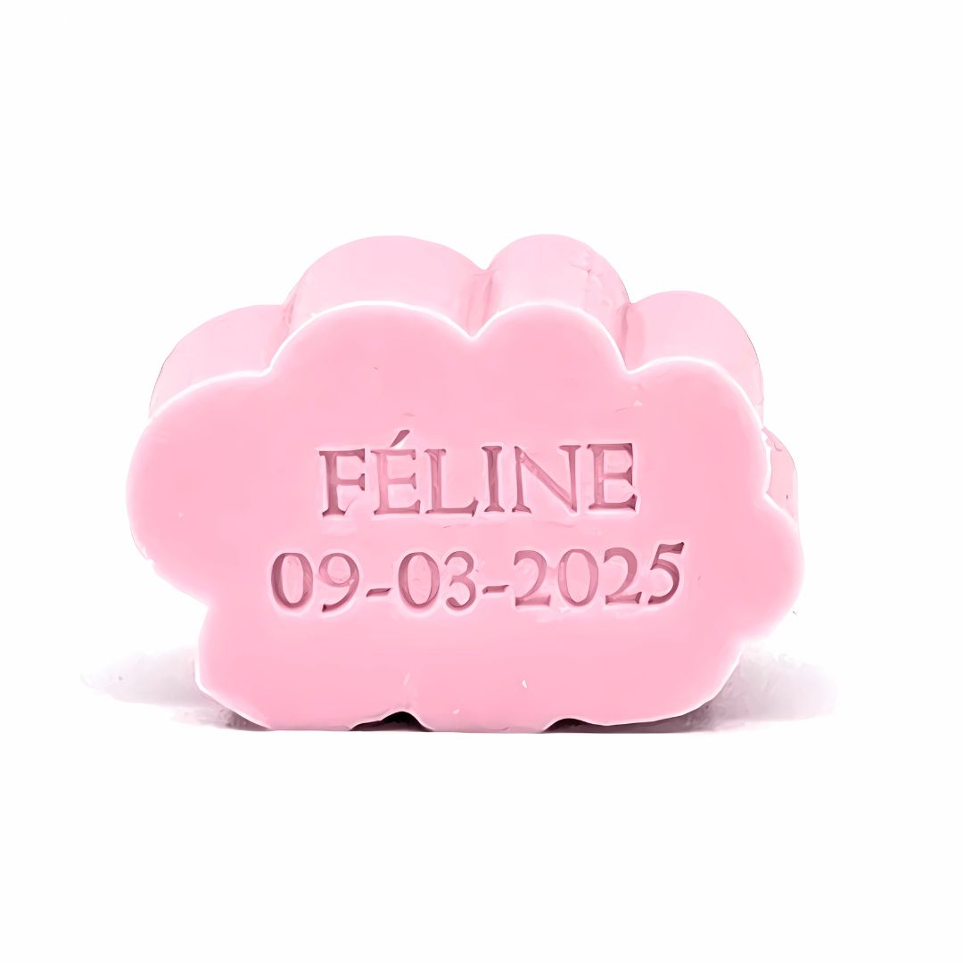 Een roze zeepje in de vorm van een wolk, bedrukt met naam en datum