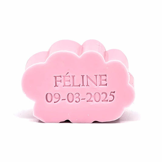 Een roze zeepje in de vorm van een wolk, bedrukt met naam en datum