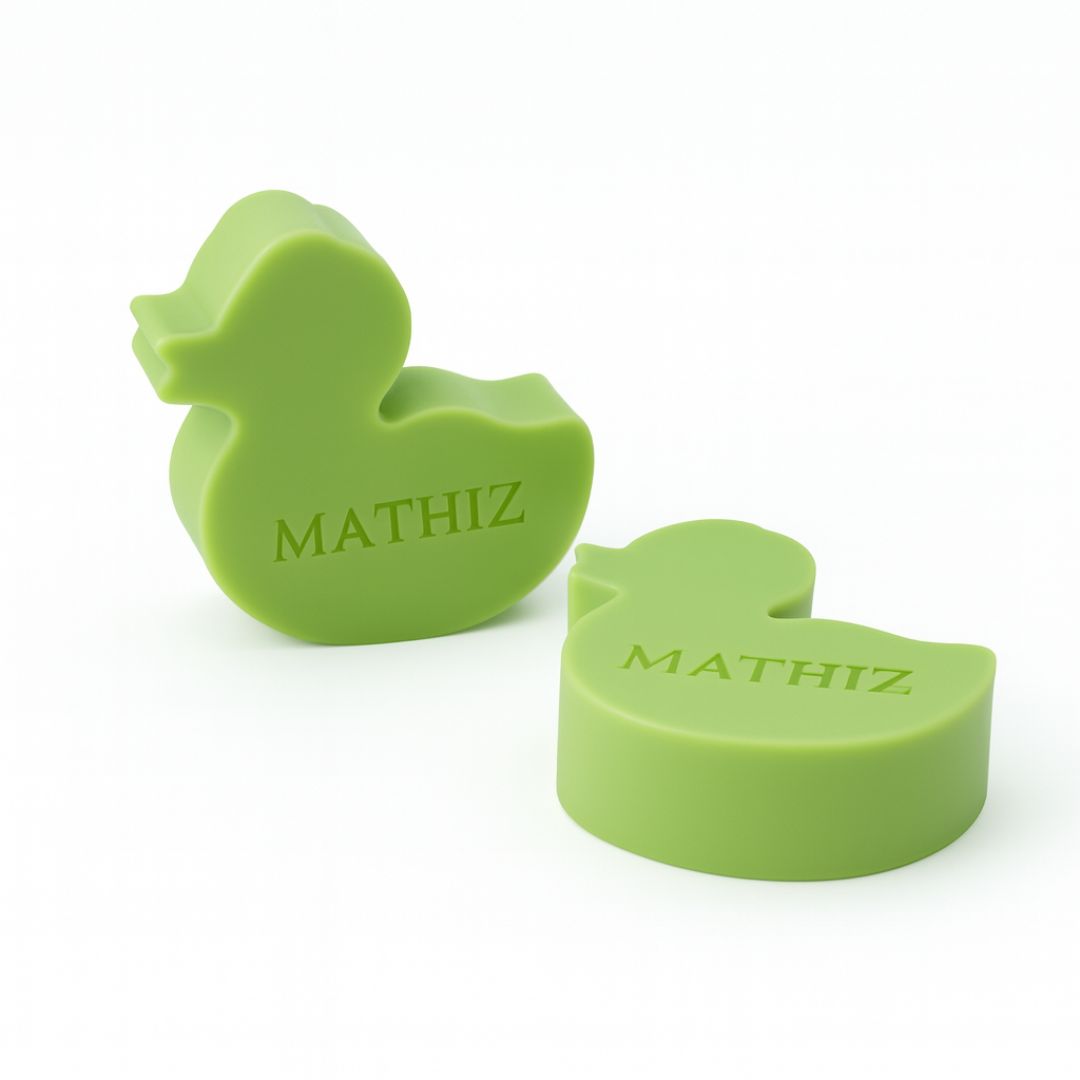 twee groene zeepjes in de vorm van een eendje, bedrukt met de naam MATHIZ.
