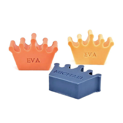 Drie kroonvormige zeepjes in verschillende kleuren bedrukt met een naam.