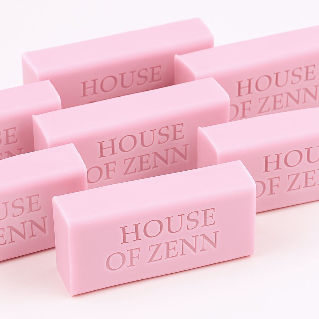 Een set van mini baar zeepjes in kleur rozen met bedrukking HOUSE OF ZENN.