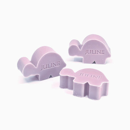 Die schildpadvormige zeepjes in lila kleur bedrukt met de naam JULINE.
