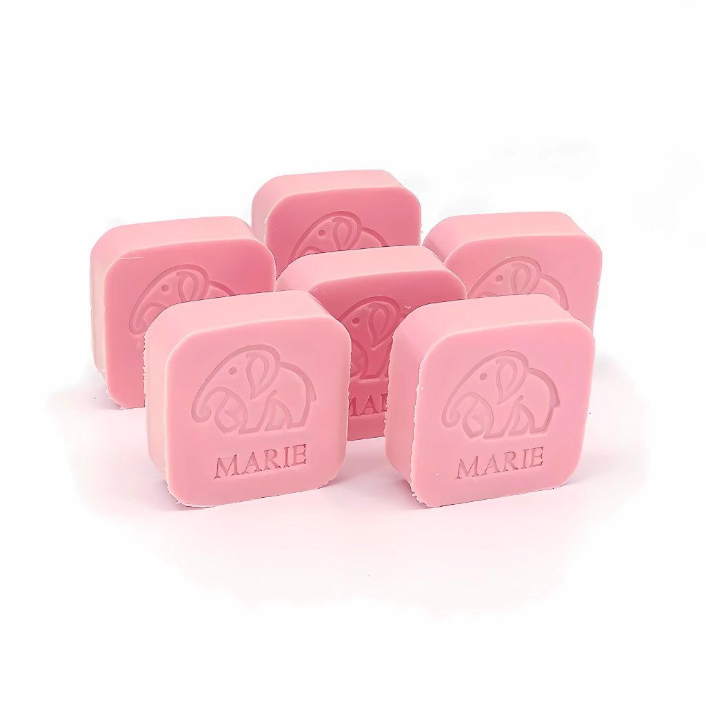 Een set van roze vierkante zeepjes met opdruk olifant en naam