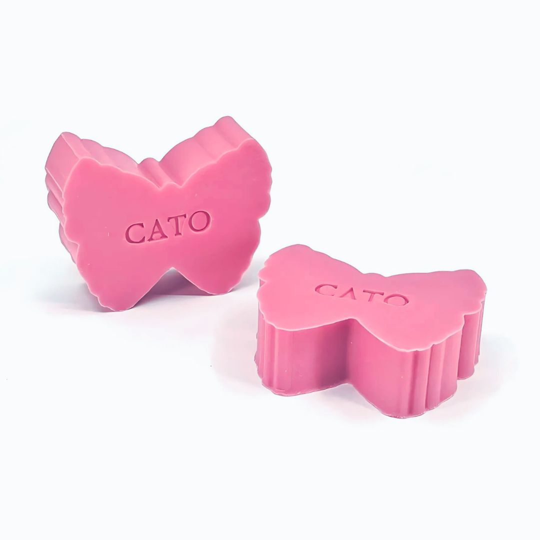 Vlindervormige roze zeepjes gepersonaliseerd met de aam CATO
