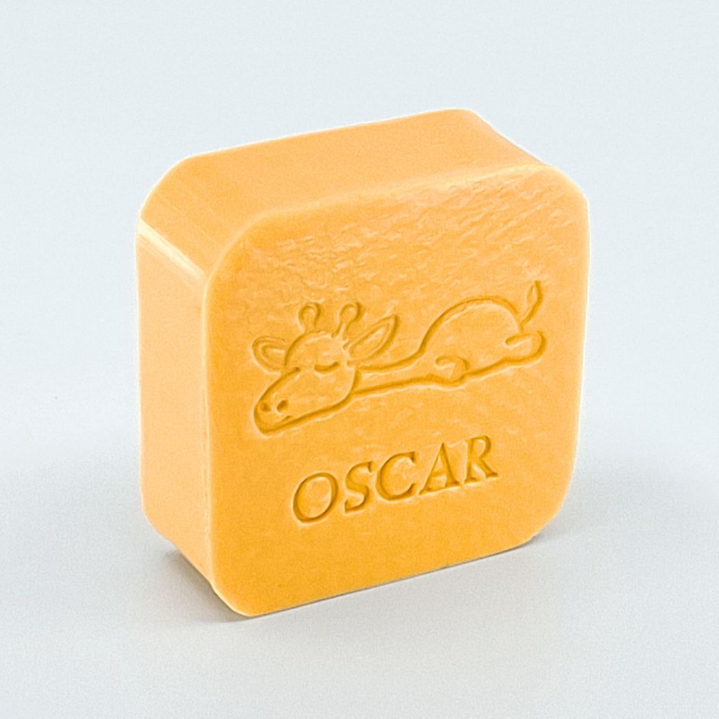 Gepersonaliseerd vierkant zeepje met giraf en naam "OSCAR" in kleur Kamperfoelie.