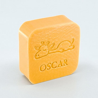 Gepersonaliseerd vierkant zeepje met giraf en naam "OSCAR" in kleur Kamperfoelie.