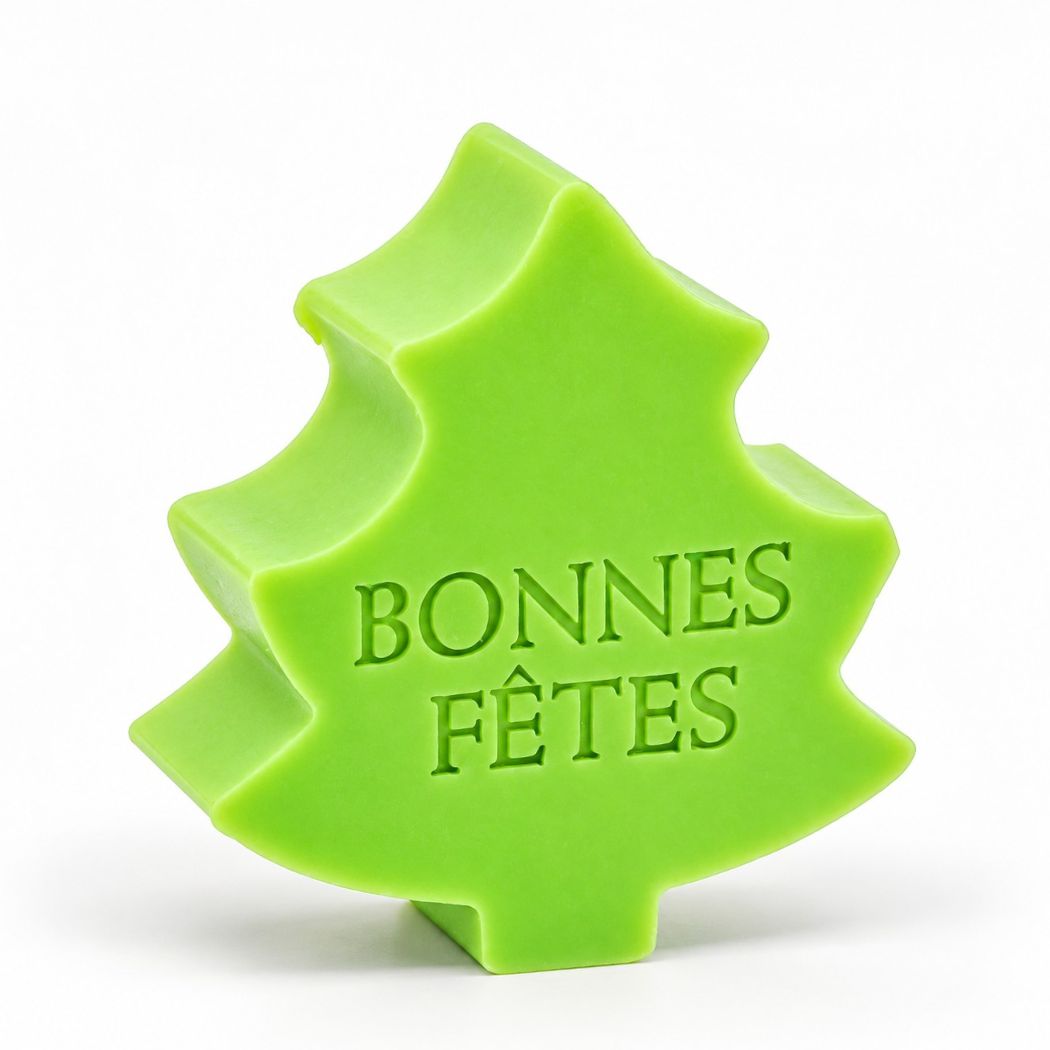 Gepersonaliseerd kerstboomzeepje in de kleur appel met de tekst “Bonnes Fêtes”, gefotografeerd op een lichte achtergrond.