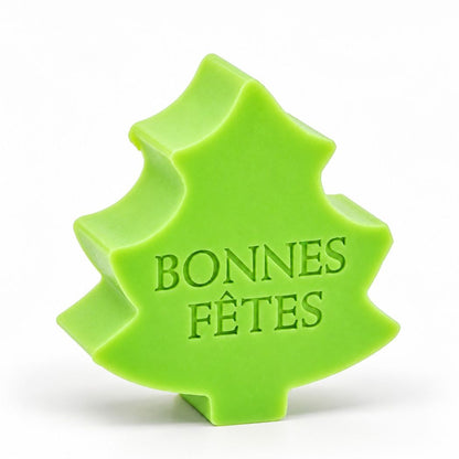 Gepersonaliseerd kerstboomzeepje in de kleur appel met de tekst “Bonnes Fêtes”, gefotografeerd op een lichte achtergrond.