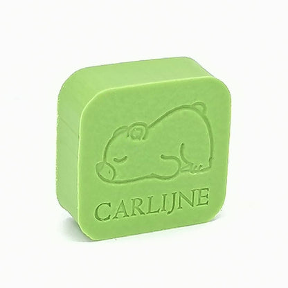 Vierkant zeepje met een opdruk van een beetje en naam in kleur appel