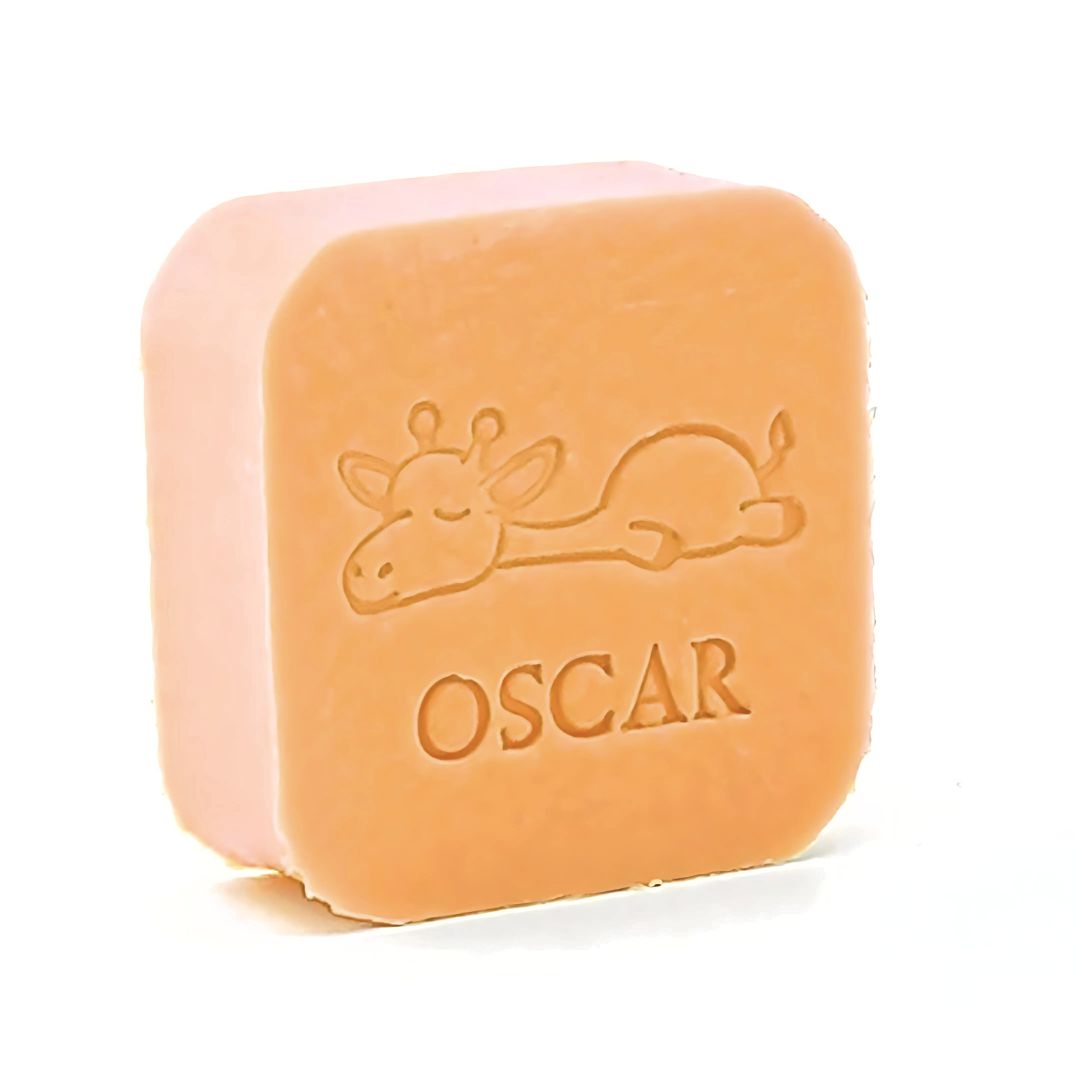 Gepersonaliseerd zeepje met giraffiguur en naam "OSCAR", schuin gefotografeerd tegen witte achtergrond.